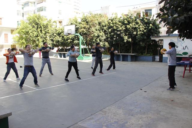 体育教师足球操培训